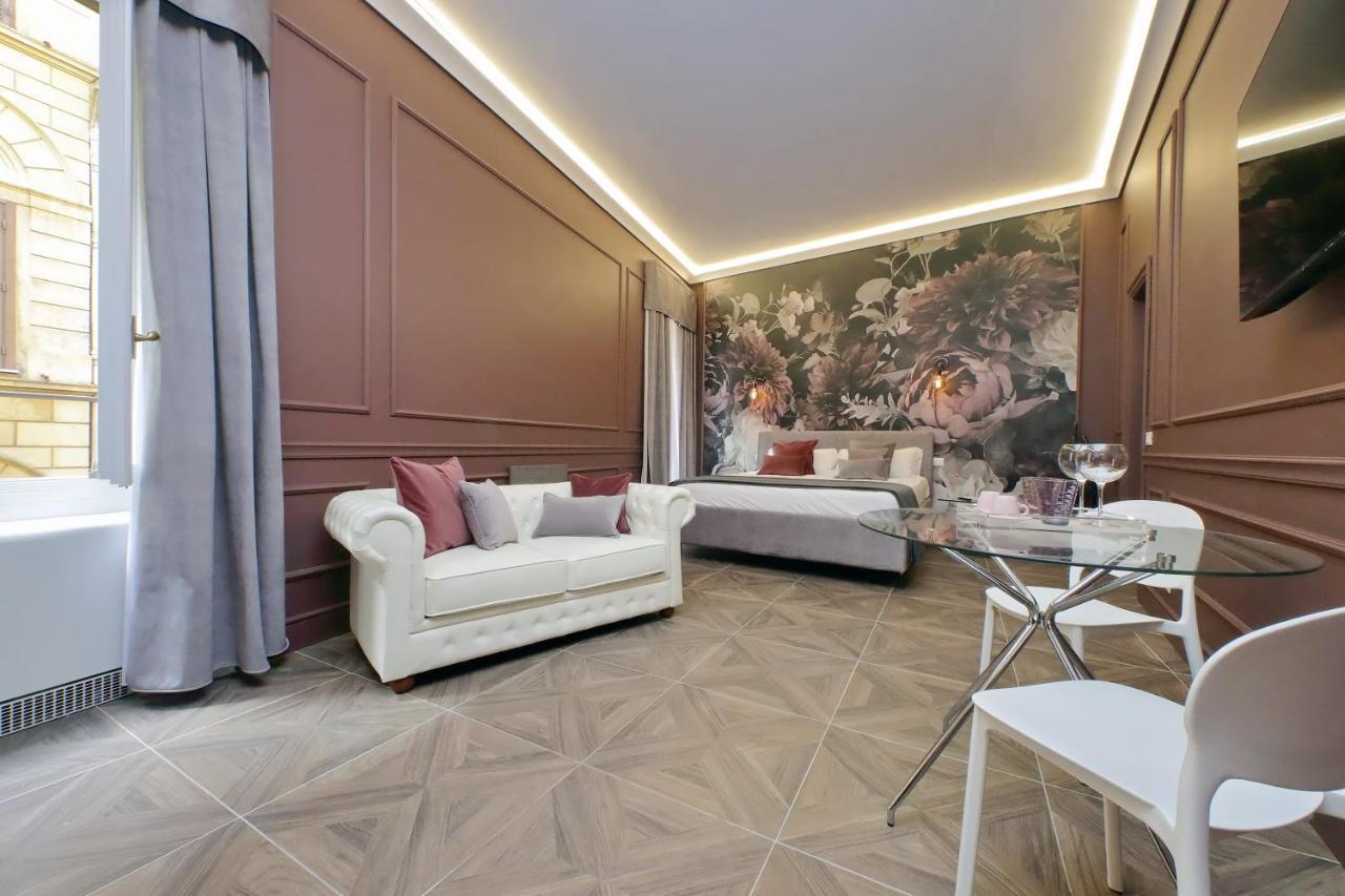 Ych-Butterfly Flat Close Trevi Fountain Roma Esterno foto